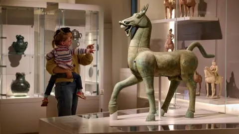 David Levene, Art Fund 2025 A family looking at a sculpture of a horse at Compton Verney in Warwickshire